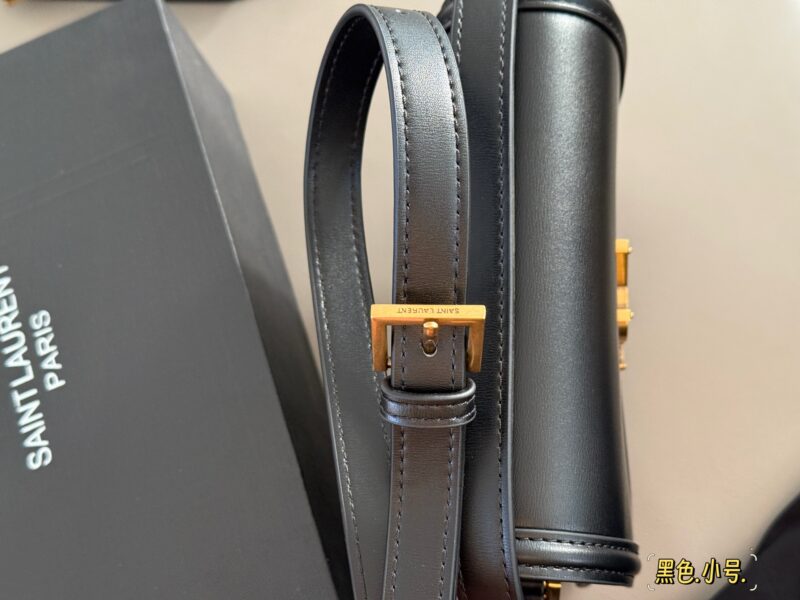 bd2061e37e.jpg 225 230 box upgrade version
Size: 17 * 13cm (small)
23 * 16cm (large)
ysl Solferino
Original factory fine toothpick patterned Box cowhide,
The hand feel and flexibility of the leather surface are both very good!
The newly designed "L" letter is spli...