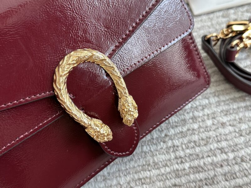 bd49660578.jpg 250 boxes
size:22 16cm
GG's latest wine god bag with shiny leather
Latest fabric paired with Shijiushen buckle
Super good-looking