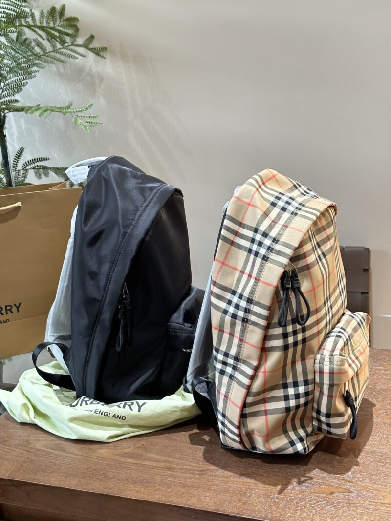 Burberry plaid backpack p225
Vintage vintage plaid material, paired with smooth leather trim, this backpack is priced at five to six thousand yuan, and it's hard to find a bag. Of course, besides being stylish, it's also very useful, lightweight and ...