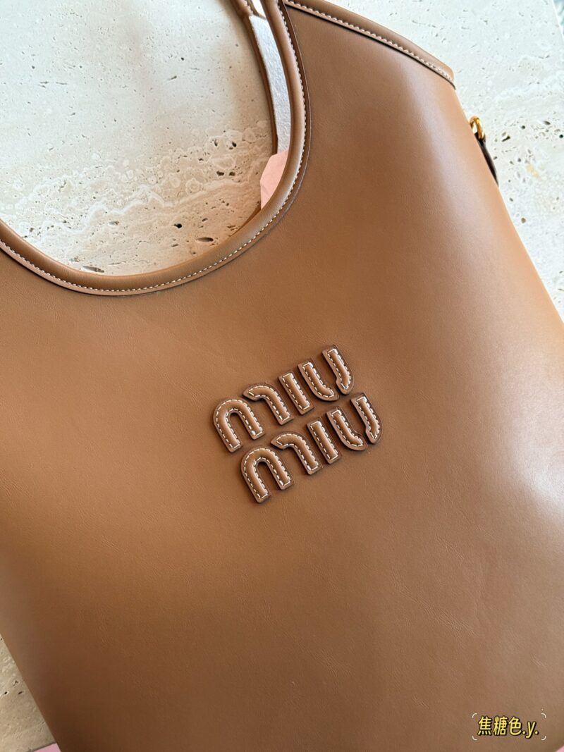 bd92b2ef84.jpg 235 box upgrade version y
size:33*30cm
Miumiu's new tote
The wind is blowing too hard this year
There are so many popular products!
This version is also too beautiful!
Spring and summer tote bags are the king!