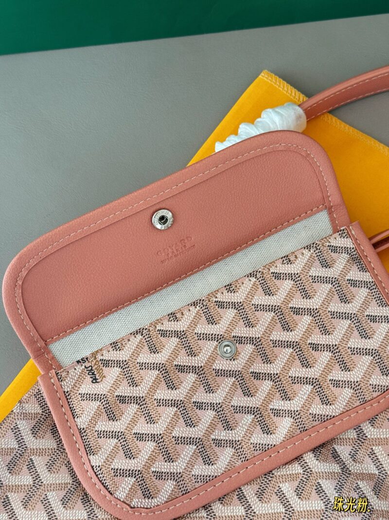 240 unboxed upgraded version
size：32*25cm
Goya's New Hobo Underarm Bag/
Goyard pearl powder is too girly
It's really high-end and girlish
Leather/leather/workmanship have all been upgraded!
From beginning to end, everything was booked by customers!...