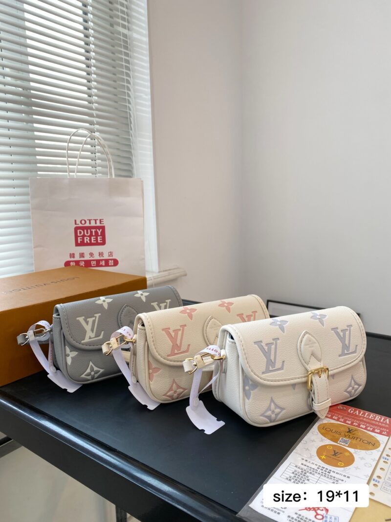 Comes with gift box
Size 19 * 12
Lv's new nano baguette bag doesn't look too good on the upper body
The new nano baguette bag is perfect for spring and summer, isn't it? It's too sweet
Adjustable shoulder strap, portable crossbody, and can be worn on...