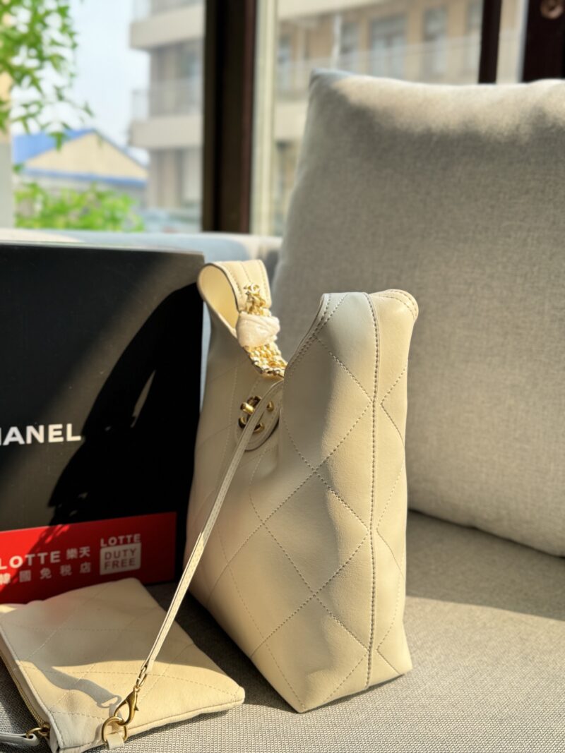 bdcbf47d1f.jpg 199 folding box
size:21×21
CHANEL 25P Underarm Bag Chain Bag Crescent Bag Half Moon Bag Handheld Bun Mother Bag
I really like Hobo's bags
It looks like the atmospheric capacity is considerable
The texture is really online
The whole bag is soft and...