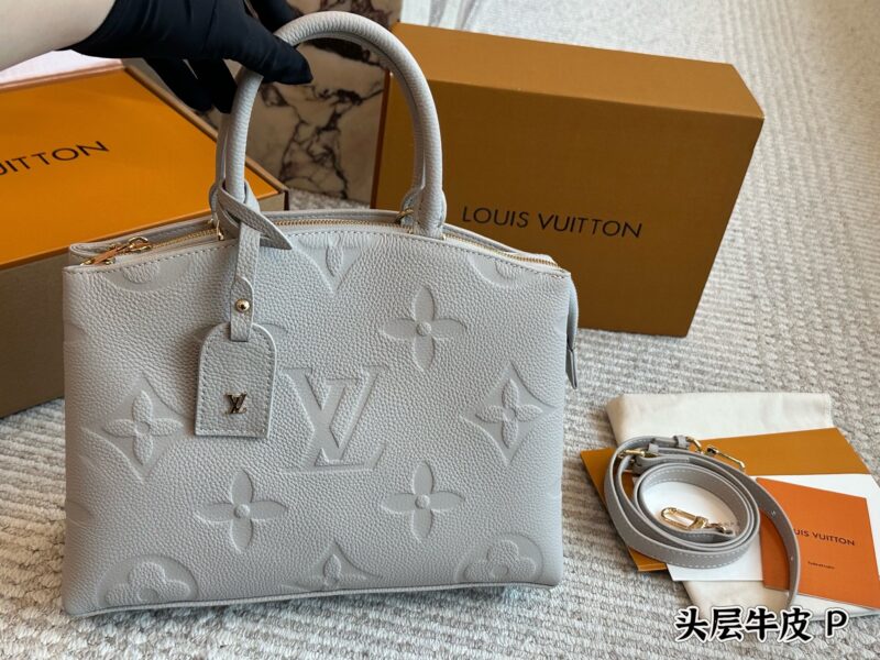 bdd13f4fa4.jpg 350 cowhide
size:30 22 cm
L Family Classic Handbag
Commonly known as LV dumpling buns,
The most classic bag type!
This bag is durable and convenient, easy to pack and not afraid of wear, it's super worry free to use!