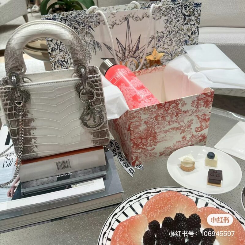 Dior King Himalaya Diamond Buckle Mini Queen
The actual product is really beautiful and high-end, with a coffee colored matte crocodile texture. If you can't capture its beauty in a photo, it will be a very versatile bag
Dior already has a Christmas ...