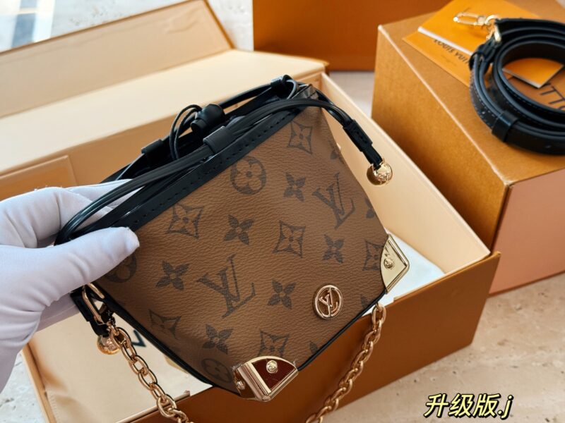 bdde994152.jpg 230 box
size:12*11cm
Shao Mai Xiao Fu Bag
The Lucky Yellow Flower Roast Sale of the Sucking Donkey Family~
L's noe purple is deeply moved
Beautiful and cute with 2 shoulder straps (hardware 10 straps) that can be carried by hand or slung diagonally...