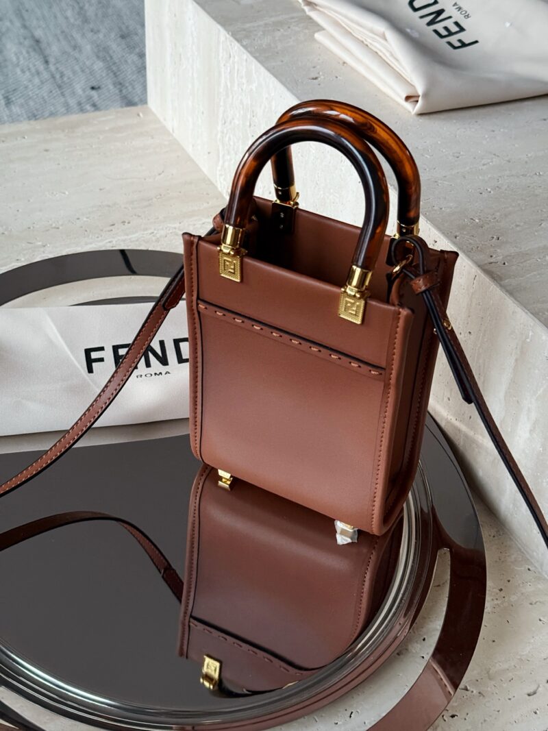 bdf0f24435.jpg 225 boxes
size:13*18cm
Exquisite small bag
FENDI Super Hot F Home
sunshine mini tote~
A small and exquisite bag
Classic retro style, fashionable and durable!