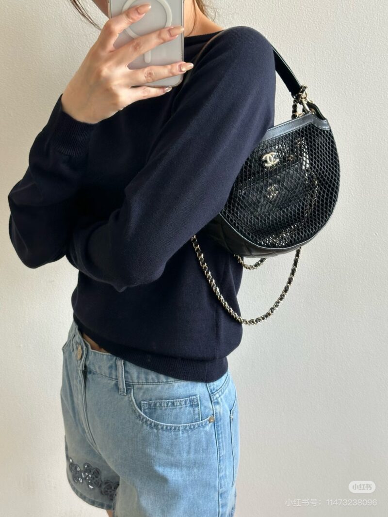 Can be worn on one shoulder, crossbody, or underarm, suitable for various concave shapes!