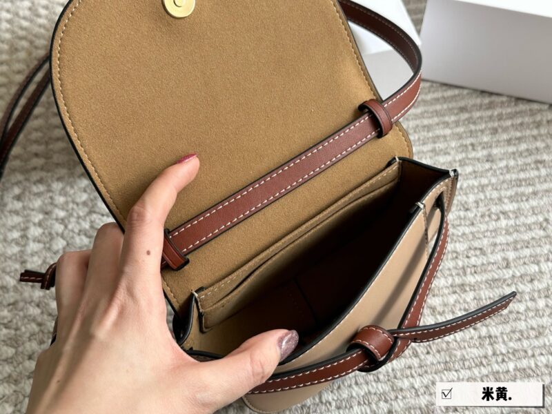 be2c874eb7.jpg 210 box
Size: Width 21 * Height 14cm
Love Loewe Gate Mini!
Don't look at his palm, it's so big
The capacity is very friendly!
?? New product! ? Chest bag! Crossbody!
The leather of cowhide has an excellent hand feel
The leather is so good that ...