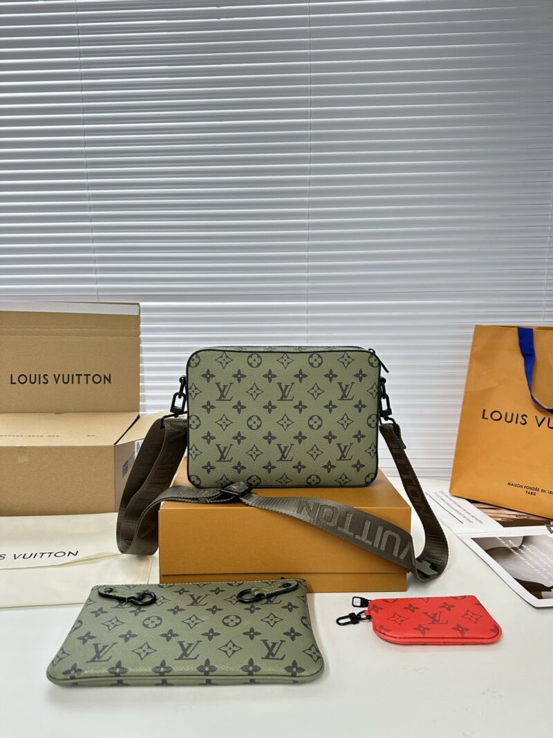 Comes with a foldable gift box airplane ?? Box M23783 Green
Featuring a Monogram coated canvas with a three in one design, equipped with a detachable coin purse, main compartment, and a detachable zipper front pocket for individual use. The coin ...