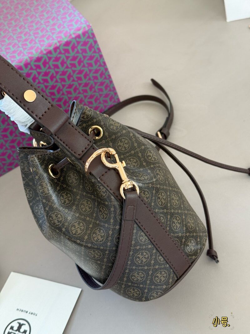 be6c6c7332.jpg 230, 240 with box
Size: 15 * 18.5cm (small size)
21 * 20cm (large size)
TB T monogram new bucket bag
Cocoa Limited Wealth Bucket, I love it, how about you?
It's really super comfortable!
Full marks for temperament!
The new product has added a hidden ...