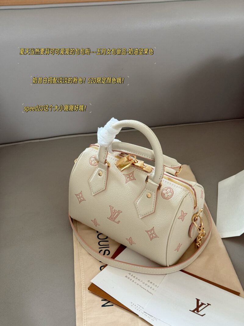 210 new model (with box)
size： 20*14cm
L Home Speedy 20
Let's feel the joy of Speedy together~
This size is just right!
Of course, it's time to carry cute and lovely bags in summer~May women's new bag - cream nut color
Search: Lv speed 20