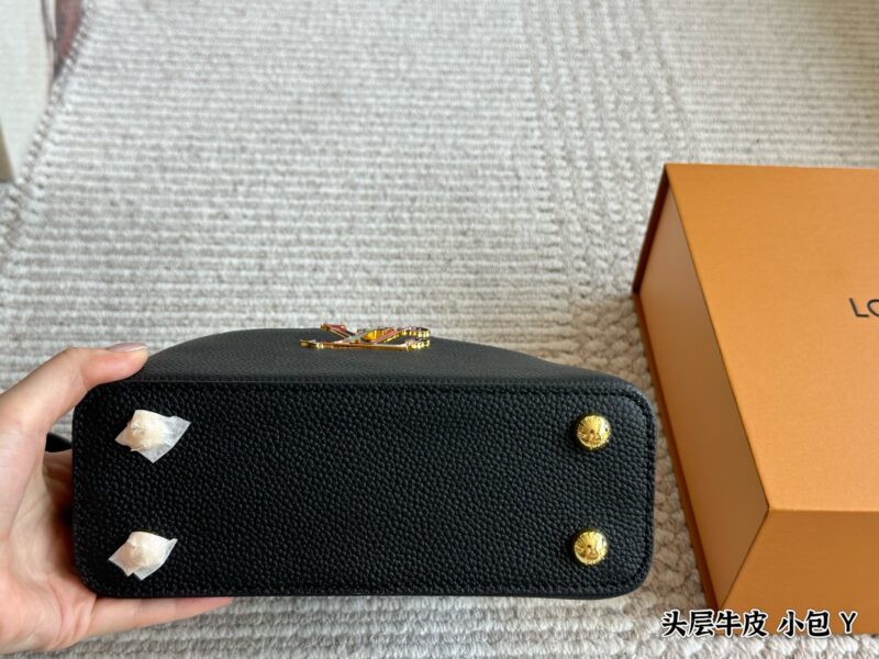 beb5a03dd8.jpg 350 gift box cowhide
size :20cm
L Capucines handbag
Full grain grain top layer cowhide!
It feels low-key but has a luxurious texture!!
classic! classic!
