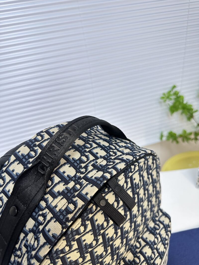 Dior letter canvas bag with cowhide, perfect for both men and women in spring and summer retro style. This bag hits the heart with just one glance, featuring a neutral blue herringbone embroidery and old flower waterproof technology fabric. Dior's co...