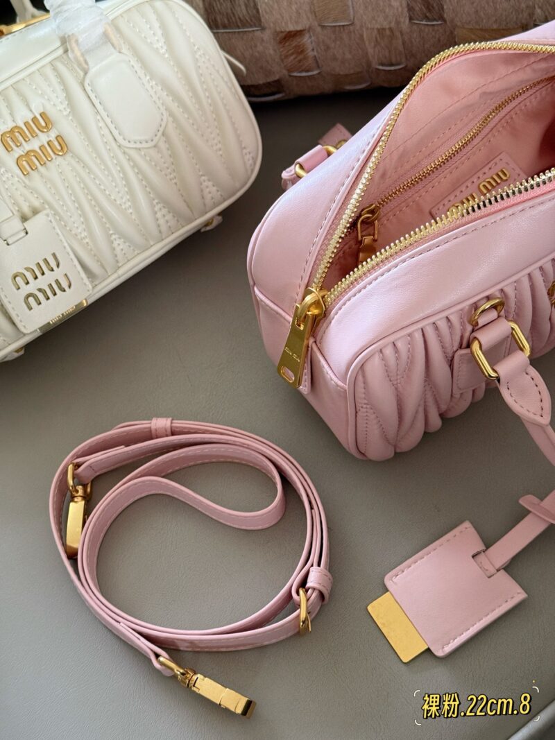 beceb1486e.jpg Cherry blossom powder representing love! five hundred and twenty
255 Upgraded Edition Box
size:22*11cm
New size of miumiu bowling ball ??
It's hard not to love!
It's hard not to be tempted by this size!
Can be carried by hand or slung diagonall...