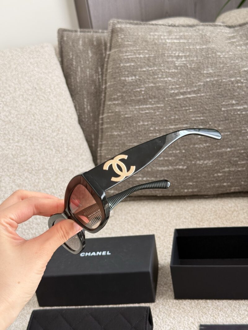 bed2350df2.jpg Chanel Sunglasses ? p220
A must-have treasure sunglasses for taking photos this summer! Every casual snap is of great quality
Why do women, being the same, appear to be full of nobility and extraordinary temperament? It turns out that Chanel 24's n...