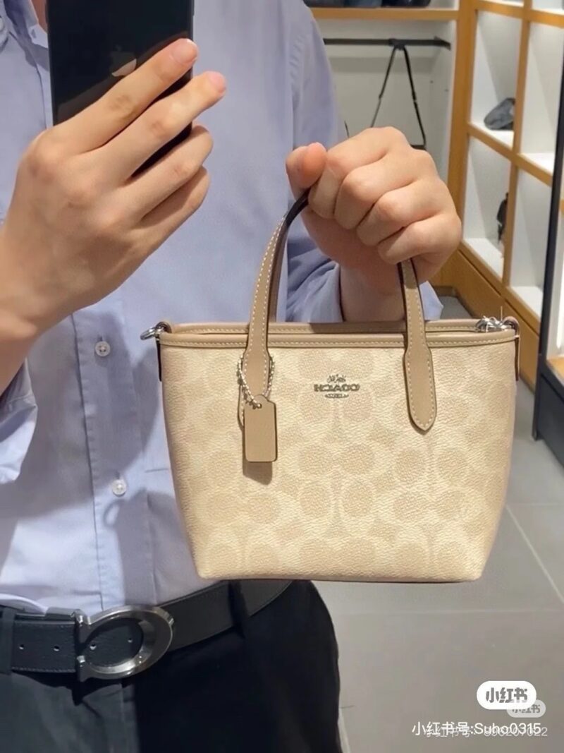 Commuter Versatile Bag Coach
Coach mini city tote
The mini tote in September is too cute, isn't it
A stylish and practical small bag paired with a wide plant-based shoulder strap
Match with various shapes cool and cute # coach new style # favorite ba...