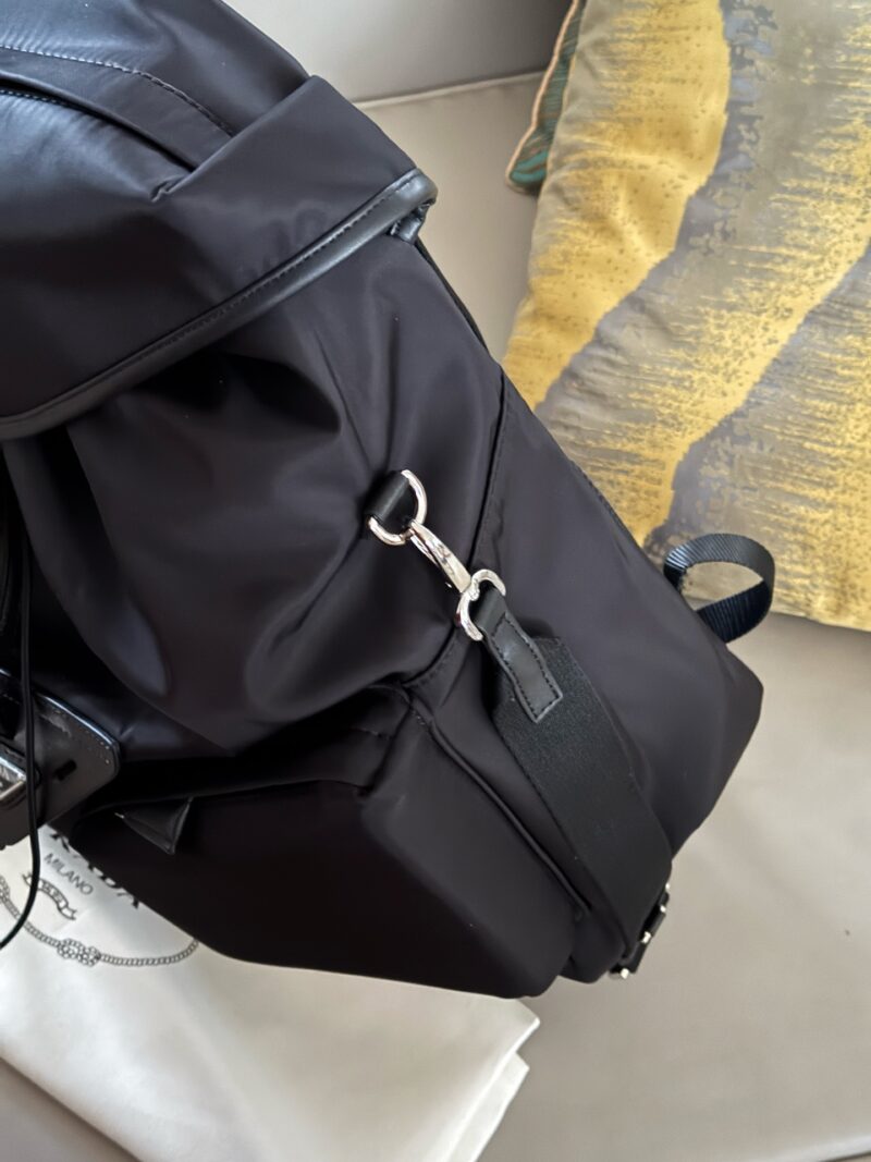 befb0b9f06.jpg 270 without box
size:37*46cm
Prada Nylon Backpack
24-hour fashion show!
Can be carried on both shoulders or one shoulder!
The simple layout and large storage space make it easy to accommodate laptop files, and the details are perfect
