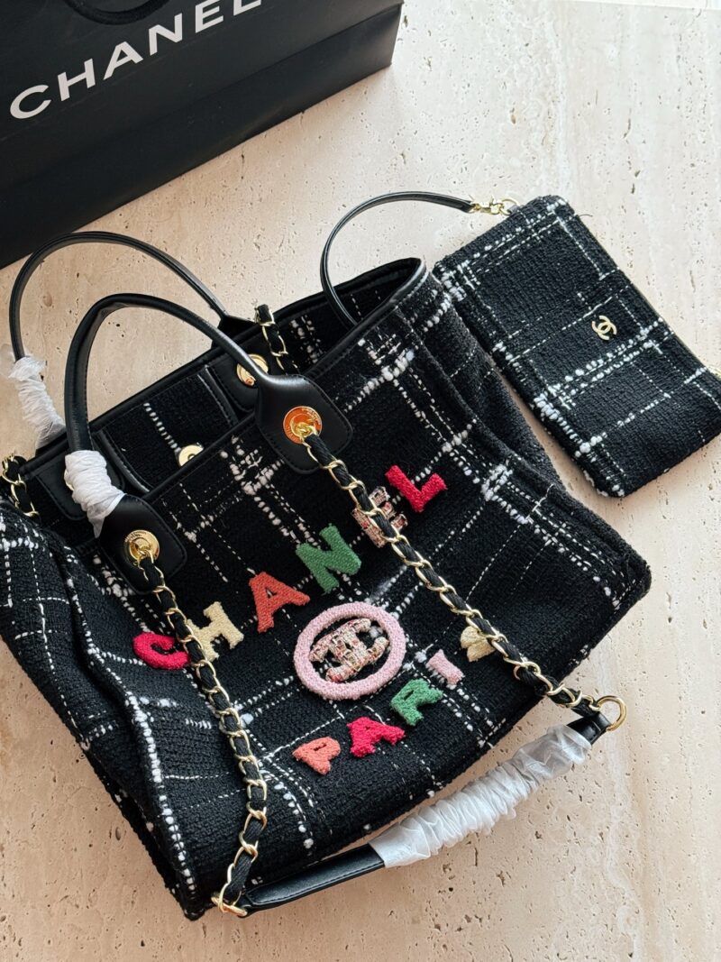 bf2286cc9a.jpg 290290 without box
Size: 38 * 30cm (large)
33 * 25cm (small)
Xiaoxiang's coarse woolen beach bag
Arrange it! Arrange it!
This beach bag released this year is so beautiful!
Coarse tweed beach bag candy colored logo letters playful retro love