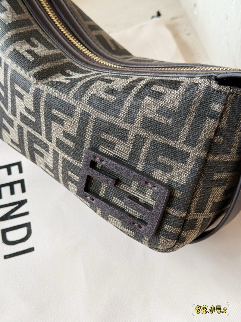 235 box
Size: 22 * 12cm (small)
F Home Fendi's Latest Show Style Old Flower Underarm Bag
Simply give a sense of sophistication
Comes with a sophisticated sense of relaxation!
Be adaptable, that's really cool!