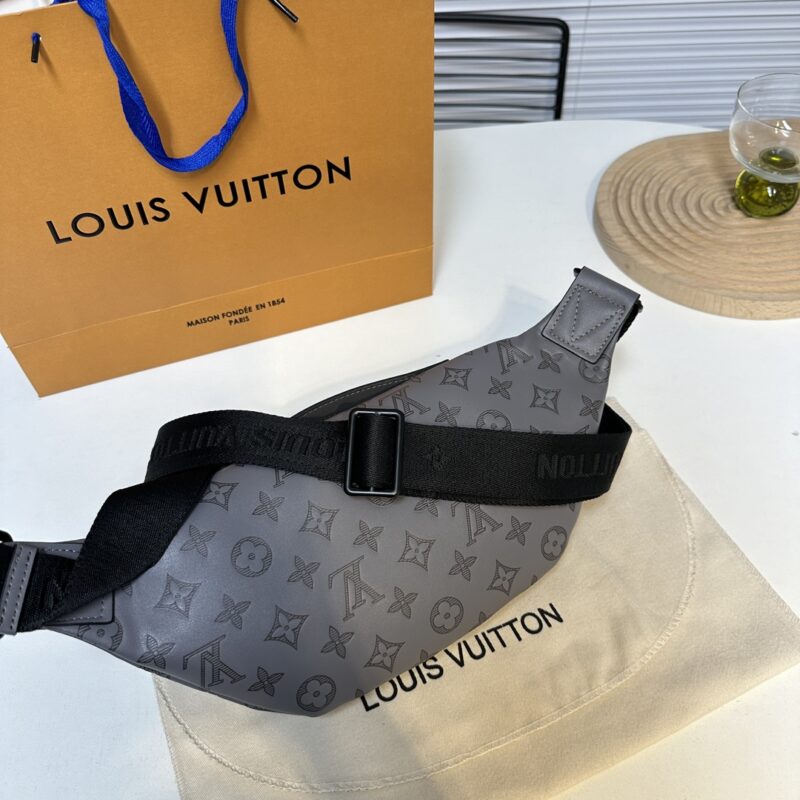 Donkey waist bag/chest bag model M25227 full leather gray. This waist bag design is not only practical but also enhances the overall design sense, making it easy to raise the body proportion. The bag can be worn as a chest bag or crossbody bag, and c...