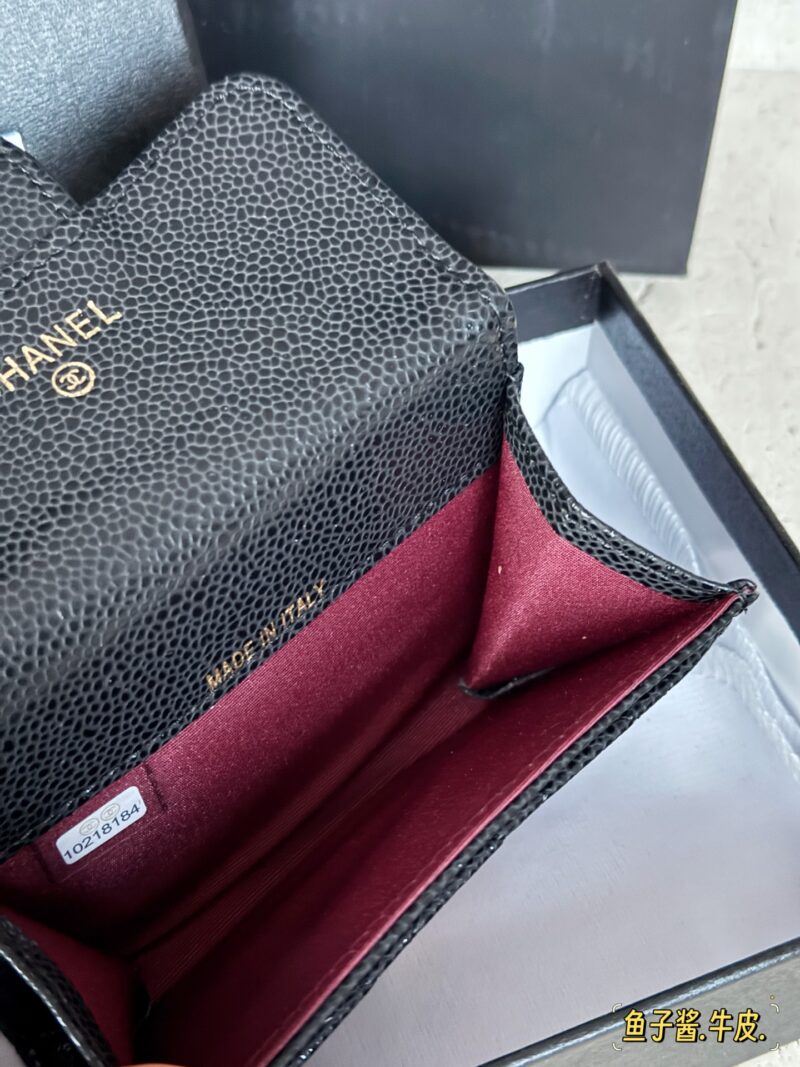 135 box
size：10*7cm
Xiaoxiangjia CF Card Bag
Black gold cowhide caviar
A small one
Can hold more than ten cards and a few cash cards
A particularly practical one!