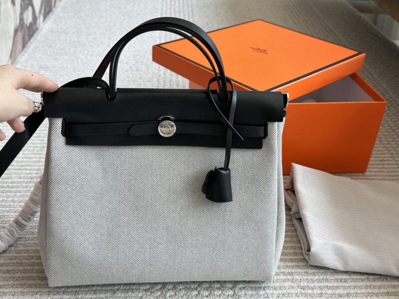 bf454813f0.jpg 290 boxes
size:31*26cm
Hermes handbag
Canvas shopping bag ?
A bag that is easy to pack in physical form
Recently, I have been carrying my back while traveling
There is texture! Super advanced!
Its capacity is very friendly ..