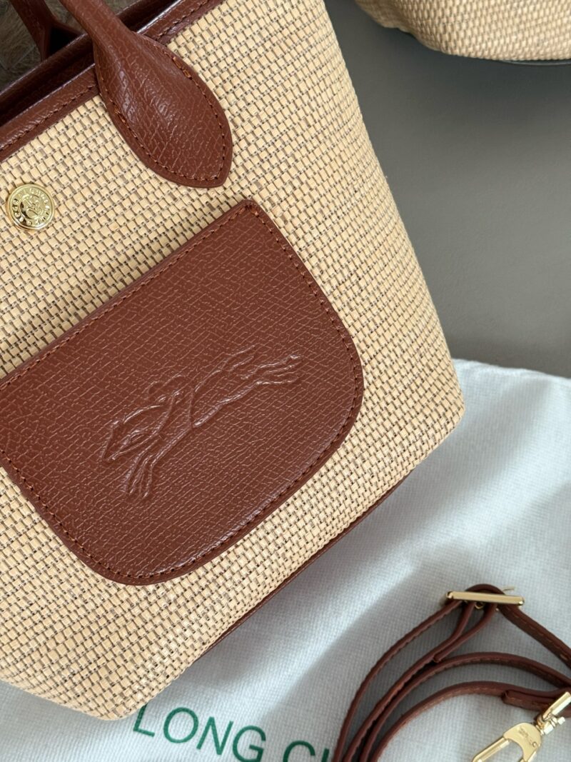 bf53013e7a.jpg 200 with 220 boxes
Size: 17 base, 28 width, 19 height (small)
28 base, 46 upper width, 35 height (large)
Summer outfit | Longxiang grass woven shoulder bag
The appearance is too high! Perfect for pairing with various leisure and holiday styles, the S...