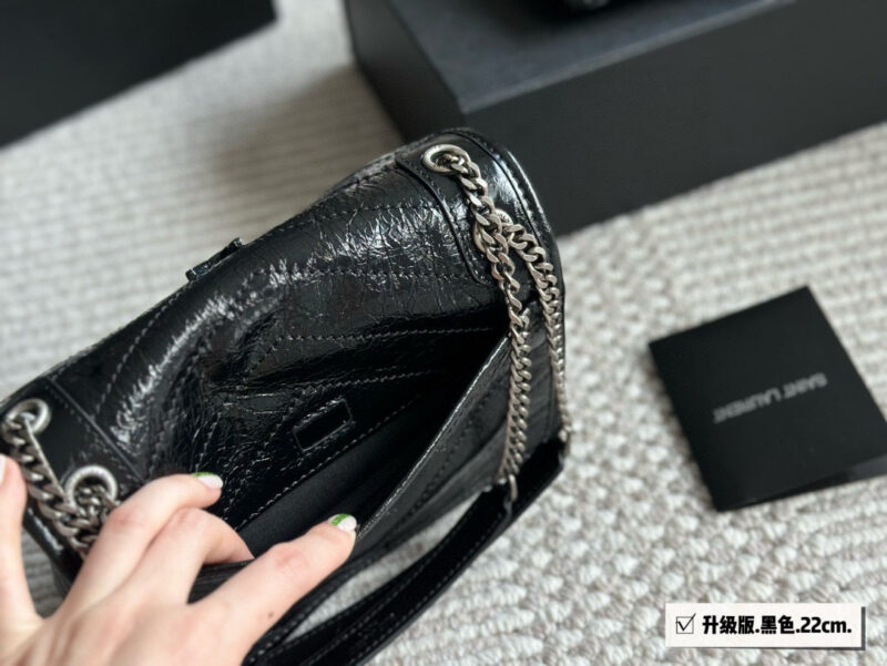 320 290 box upgrade version
Size: 28 * 22cm (large)
22 * 18cm (small)
Niki is really easy to carry!
It's really beautiful and unique ??
YSL Nikki leather material has a soft and sticky texture ??
Imported cowhide!
Both inside and outside are ...