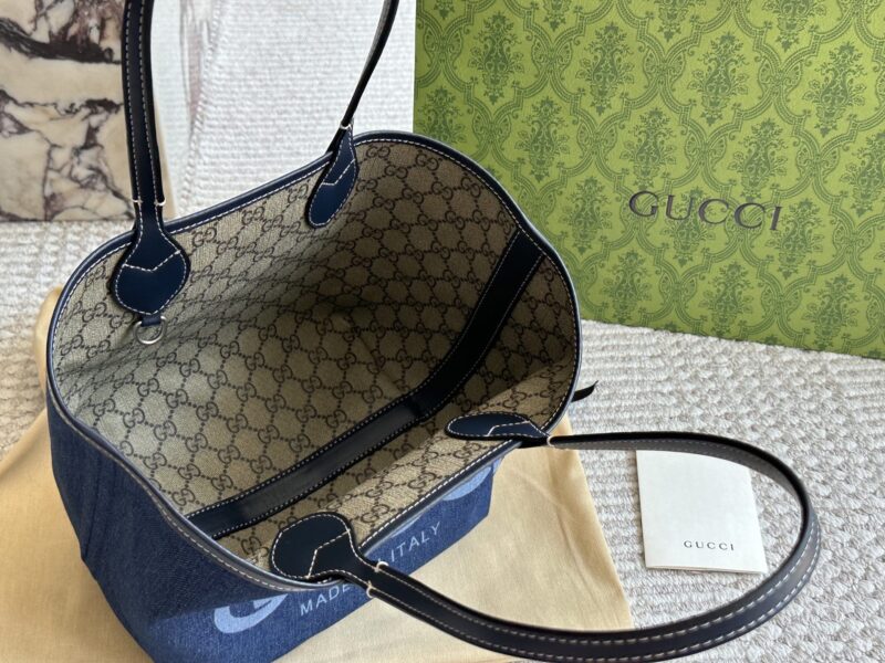 bf71d00f9c.jpg 220 boxes
size:22*21cm
GG new double-sided tote bag
Capacity is also acceptable
My god? It's so beautiful!
Classic must-have item