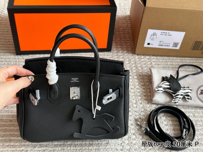 320 original togo leather
Size: 20cm box
Original quality ?
Original TC leather side panel steel seal code ??
The lock is made of copper, with a scarf and a flying horse pendant ??
The season for carrying platinum bags has arrived
The first...