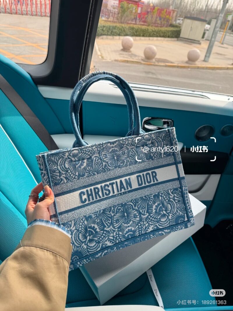 Dior's new tote is so beautiful!
The red heart-shaped tote and blue butterfly are really beautiful to me
Dior is really good at making bags
It's beautiful, sisters