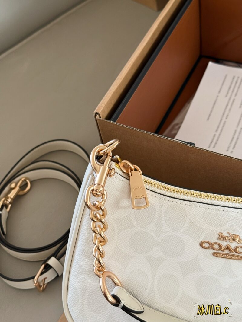bf7e37b8a6.jpg 225 box upgrade version
size:24*13*7cm
C Home Teri Underarm Bag Hardware Upgraded Again
Underarm bag design ceiling!
Equipped with 2 shoulder straps,
Both shoulder and crossbody are acceptable!
level of appearance
Search Coach Coach Underarm Bag