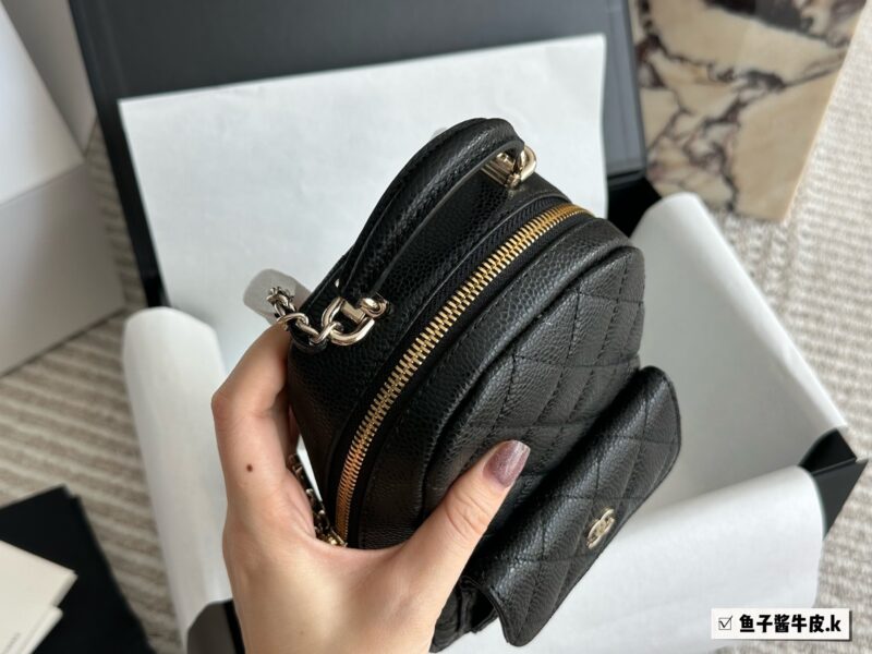 290 cowhide/upgraded version
Size: 13x18cm with box
Xiaoxiangjia's new 24c backpack
This season's stir fried chicken with cute little shoulders
It looks very small, but the capacity is quite large. There are also many ways to memorize it, which is ve...