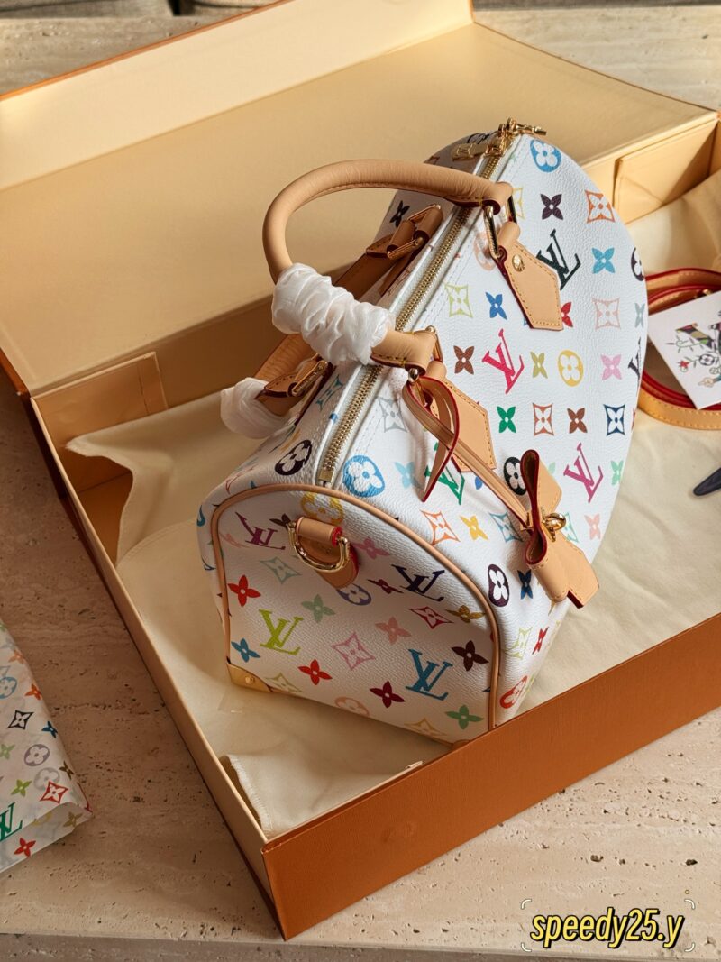 300 box upgrade version y
size：25*19cm
L Home * Takashi Murakami Speed25
White tri color is newly launched
I got the fastest one
Looks good, looks good
The bow tie bag hanging is quite cute
Suitable for the upcoming spring and summer season!