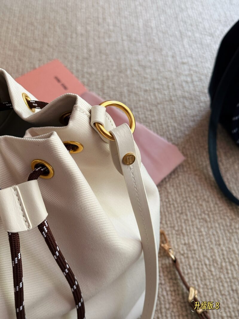 bfb0bf1faf.jpg 220 boxes
size:17*21cm
Miumiu canvas small water bucket
The colors of summer~
Another bag that doesn't require any brainpower to match!
The complimentary ornament can be used as an extension chain
It's becoming very summer~