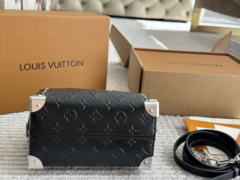 bfcece83dc.jpg Black Warrior ¥ 280
Lv small pillow bag original single sealed packaging ?? The size of NANO SPEEDY is quite small, so it exudes a fashionable, beautiful and charming temperament when paired. However, it is lightweight to carry and easy to wear ...