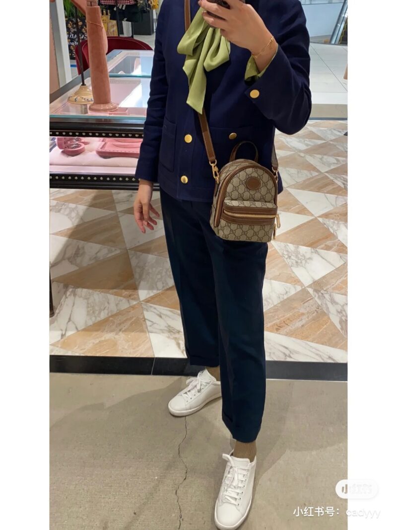 Gucci's new bag
Gucci's new handbag, portable, single shoulder, crossbody, easy to grip both shoulders
QQ is very cute, chubby, and very good at pretending