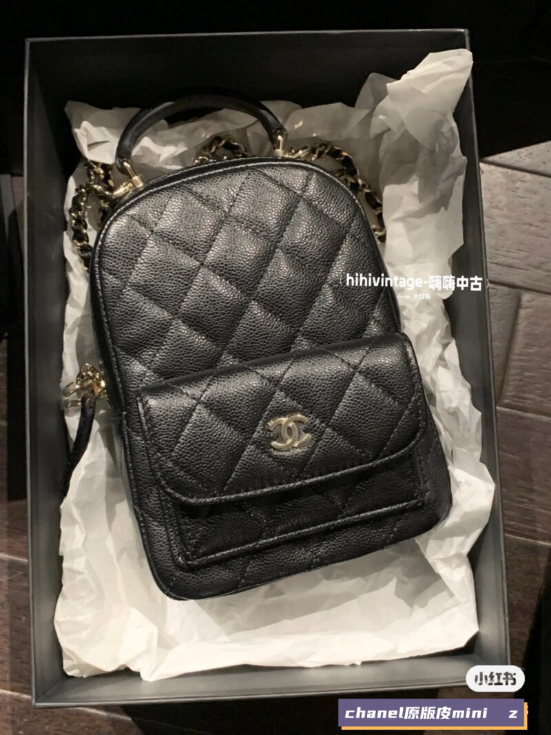 bfd764e915.jpg Chanel caviar often uses small backpacks