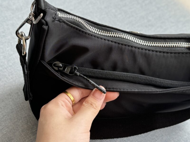 bfde4cc042.jpg 165 airplane box
size:25×14
Lululemon City Essentials3L Underarm Bag Cross Shoulder Bag
The new model has two detachable shoulder straps, one long and one short, which can be worn diagonally or under the armpit!
Practical Party Essential~