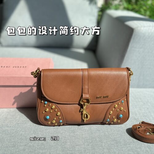 235 Heaven and Earth Cover
size：28×18
MIU MIU rivet stick bag, armpit bag, shoulder bag, crossbody bag
The design of this bag is simple and elegant, and the colors are also super versatile, making it easy to hold with both casual and formal wear!