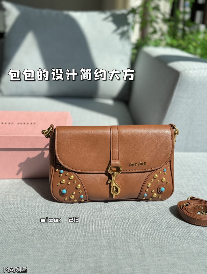 bff339e3e3.jpg 235 Heaven and Earth Cover
size:28×18
MIU MIU rivet stick bag, armpit bag, shoulder bag, crossbody bag
The design of this bag is simple and elegant, and the colors are also super versatile, making it easy to hold with both casual and formal wear!