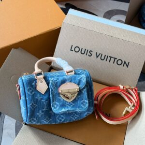 300 boxes
size：21*13cm
L's new small postman Metis
Freshly baked colors in spring and summer
The perfect sized LV mailman bag is here
The usage rate is super high!
Cute and lovely finally!! It's out!
