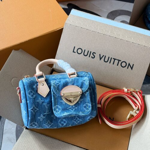 300 boxes
size17*11cm
L's newly released denim Nano Speedy
Really cute
I feel younger than an old flower
It looks very mini, but it can hold a wallet, lipstick, phone, iPhone, car keys
Tested daily travel without any issues, OK