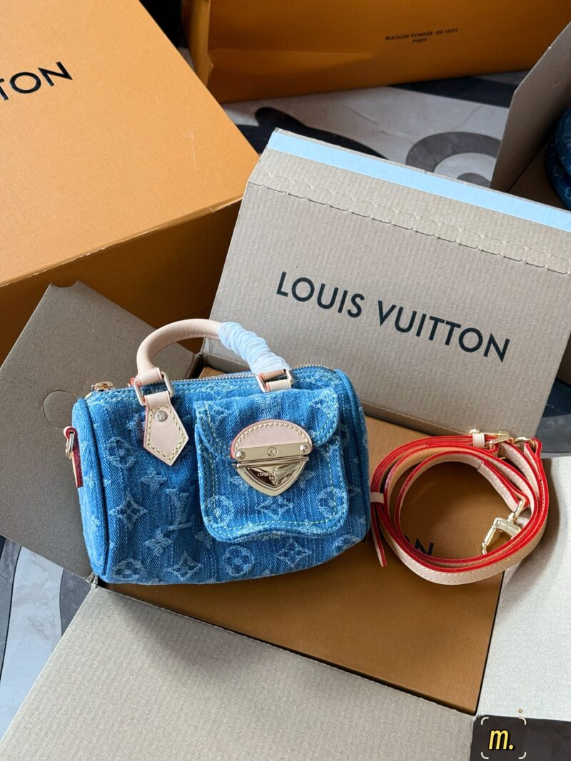 c029c947f9.jpg 300 boxes
size17*11cm
L's newly released denim Nano Speedy
Really cute
I feel younger than an old flower
It looks very mini, but it can hold a wallet, lipstick, phone, iPhone, car keys
Tested daily travel without any issues, OK