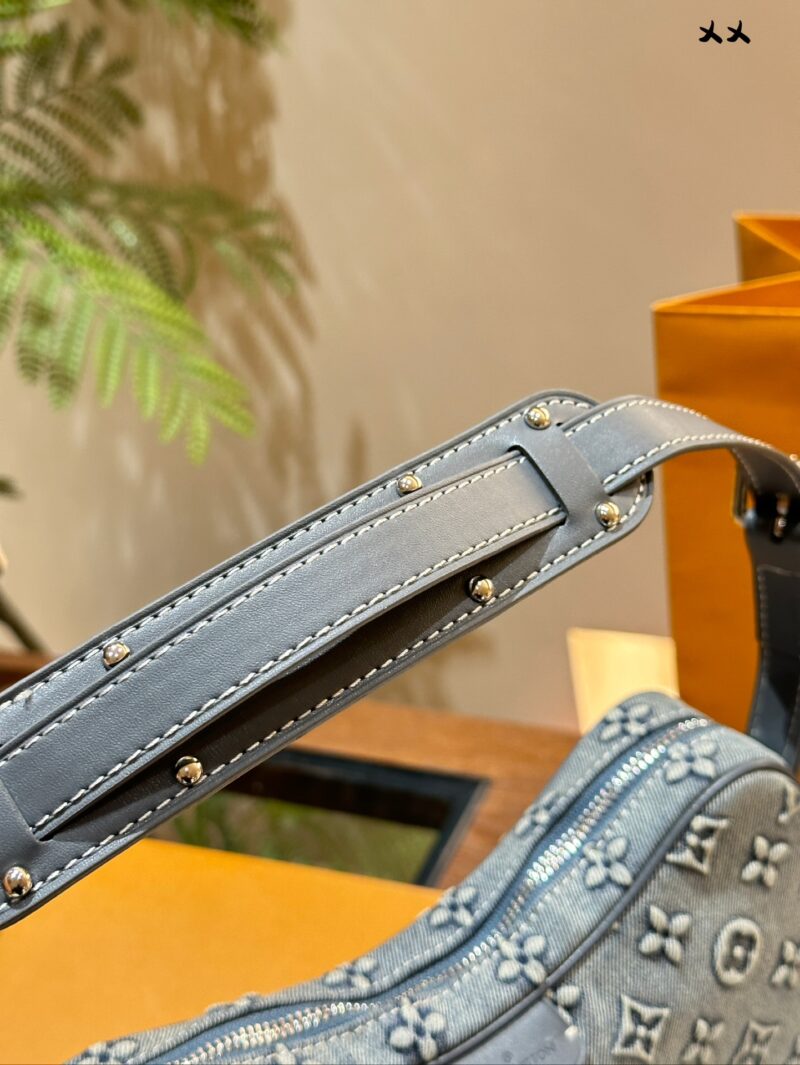 c03b6be1f0.jpg LV Cowboy Pea Bag
Do you love this pea bag? The bag shape is like a pea pod, with smooth lines and a strong sense of styling. It imitates denim patterns and prints PVC leather, which is more durable and waterproof compared to denim. It is a must-have...