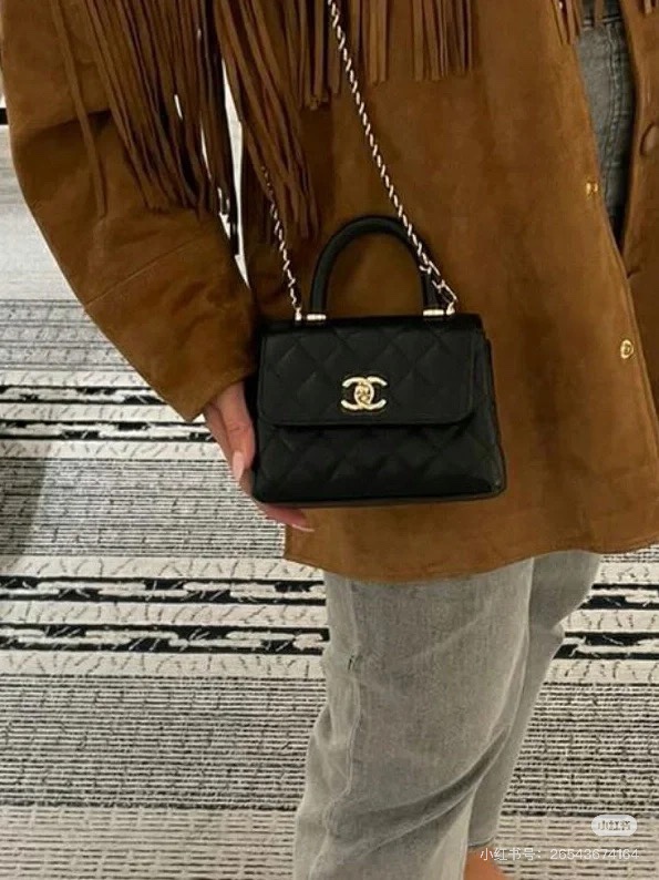Coco Mini
I saw Chanel's super mini bean bag
A little one is too obedient! The texture of the caviar skin is very good, and it is a cute little one that has been proportionally reduced. It is indeed the era of small bags, which is very suitable for p...