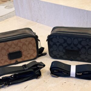 255 boxes
size：20*12cm
C's new men's camera bag
The compact and cool Beck Crossbody
Daily commuting is completely fine
Medium width woven shoulder straps are more comfortable