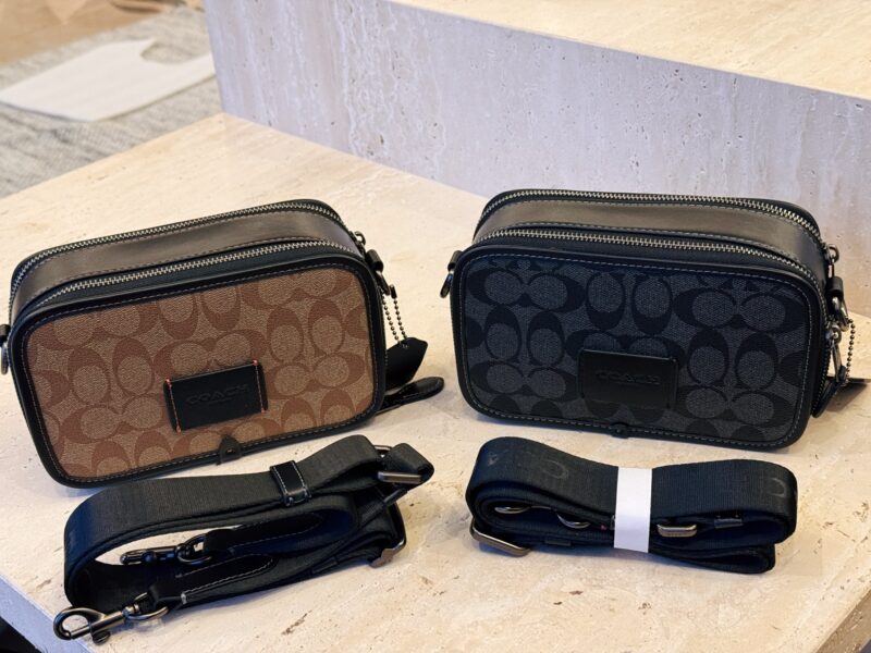255 boxes
size：20*12cm
C's new men's camera bag
The compact and cool Beck Crossbody
Daily commuting is completely fine
Medium width woven shoulder straps are more comfortable