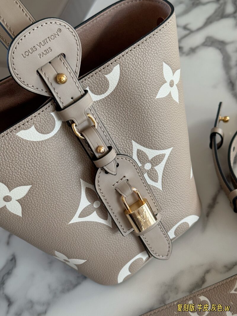 c0798752f7.jpg 410 head layer cowhide box
size:18*16cm
ALL IN BB Cowhide Heavy Attack
Who wouldn't be confused after reading this!
I didn't expect to like it more and more as I watched it
All in BB's stunning beauty
25ss bucket bag